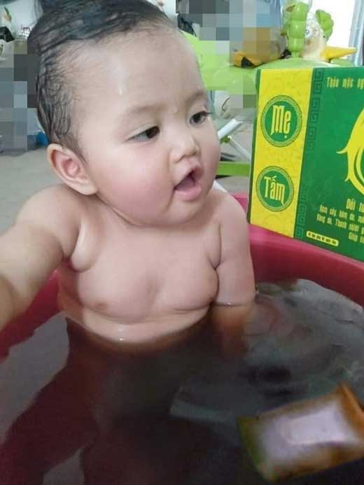 tắm bé mẹ tấm