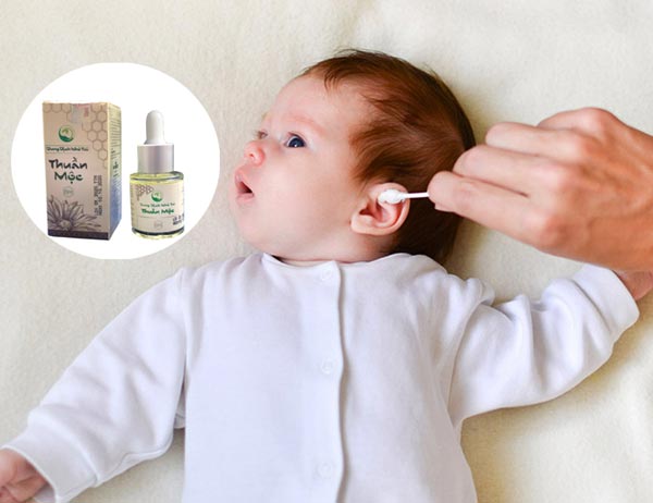 vệ sinh tai bé bằng dung dịch thuần mộc